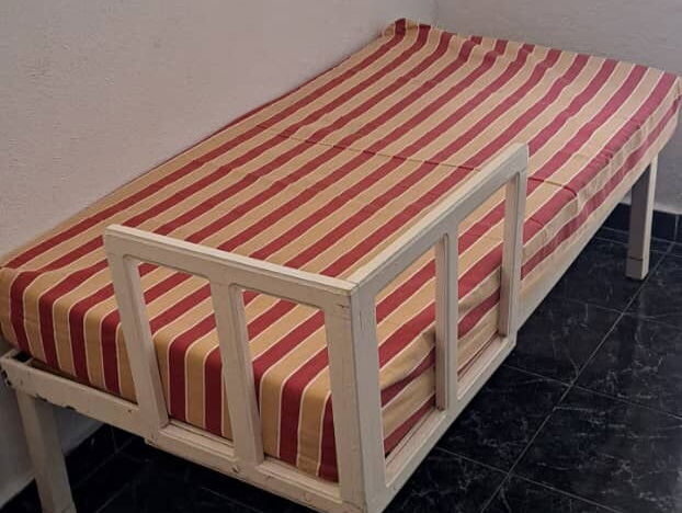 Cama tamaño cuna con su colchon de espuma