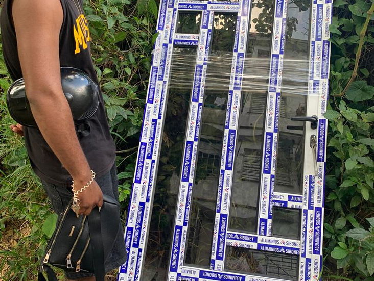Marquetería de aluminio con cristal.