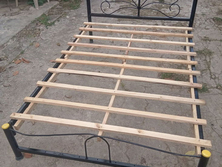 Cama de tubo nueva con mensajería