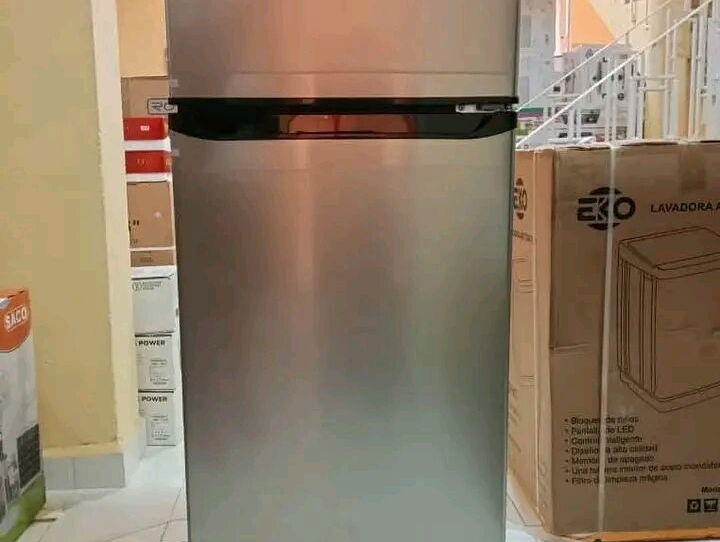 Refrigerador Eko de 8.1 pies, es de congelación tradicional, hace escarcha. Simplemente una ayuda para estos m