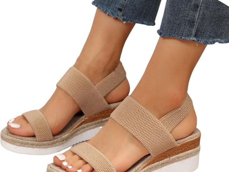 Sandalias con cuña. Nuevas 39(le puede servir a un 38.5)