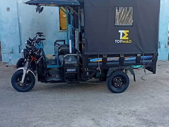 TRICICLO ELÉCTRICO BRYDERK-TOPMAQ ESPECIFICACIONES: • 2000 W • ⁠72V • ⁠58 AH • caja votol m-100 • Velocidad Ma