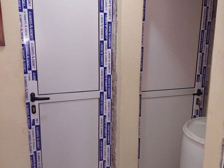 CARPINTERÍA DE ALUMINIO Y CRISTAL LA MEJOR CALIDAD POR SOLO EL METRO CUADRADOS..ajustable