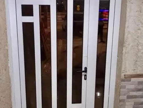 Puertas de aluminio para exteriores y interiores. Ventanas. Paños fijos. Mamparas de baños ect