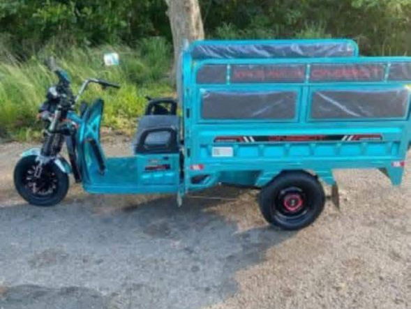 6 bateria de 72por 58 gel Motor 1200 Cargan 600kilos Acientos Techo La cama mide 1.60 por1.10 Autonomia 100 Fa
