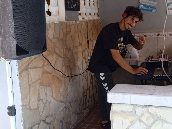 Dj con audio y pantalla