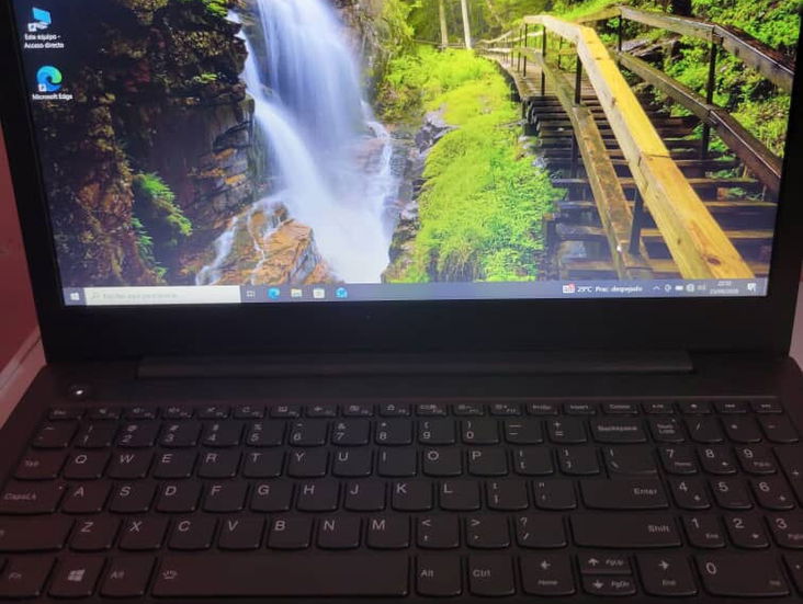 Laptop Marca Lenovo i5 de 7 generación