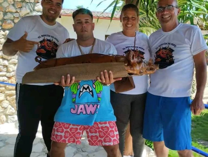 Cerdo asado de 60 libras para 20 personas