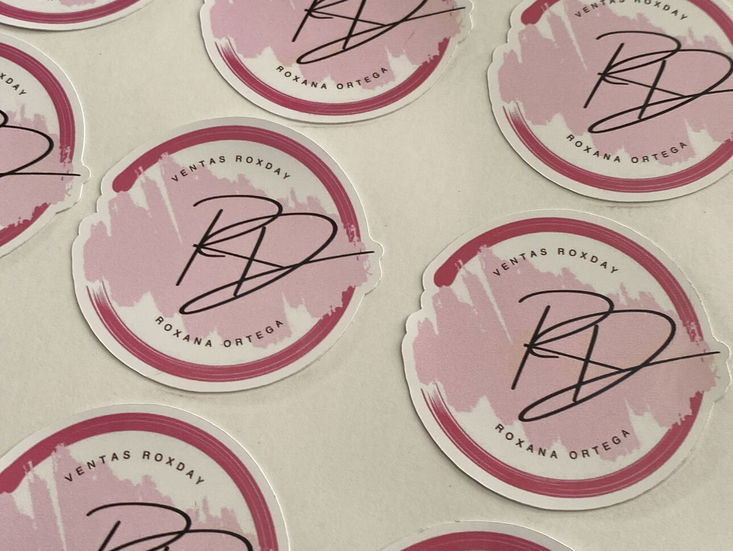 Pegatinas de diferentes formas personalizadas con tu logo.