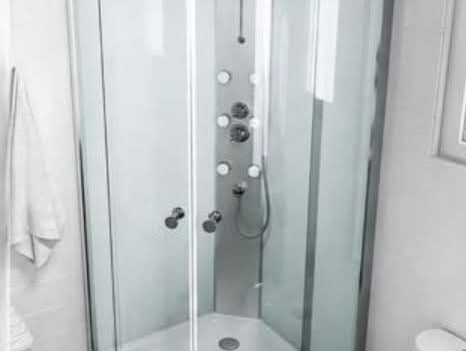 CABINA DE DUCHA MODERNA — ELEGANCIA Y CONFORT Dale un cambio completo a tu baño con esta cabina de ducha cerra