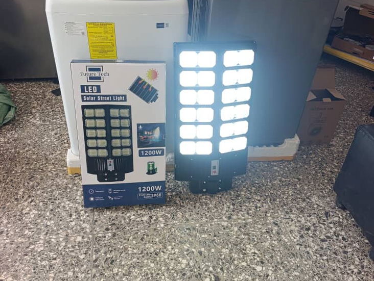 Lámparas de exterior con panel solar nuevas en caja... 1200 watts 1600 watts
