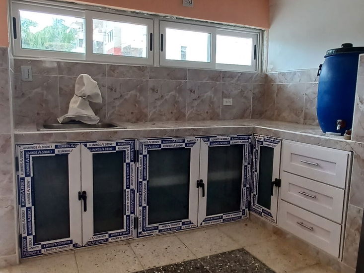 Carpinteria ,Marqueteria de aluminio, y cristal puertas ,ventanas , closet , Bajos de meseta ,paños fijos y má