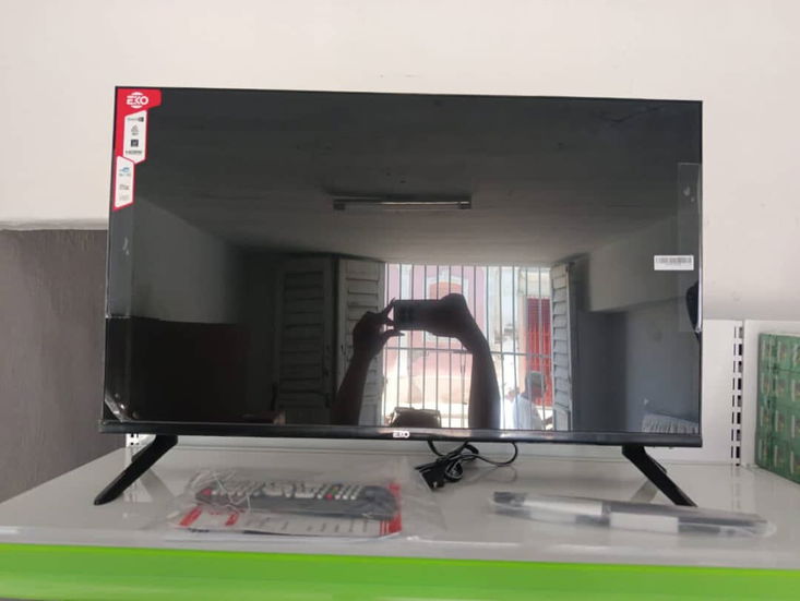 Televisor EKO 32" Cajita interna y soporte a la pared